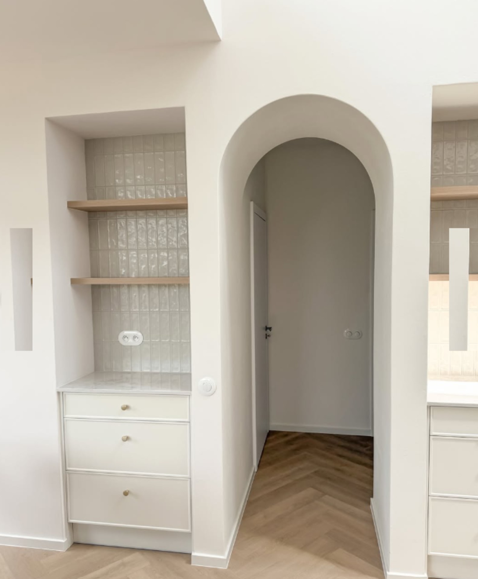 Obloukový průchod a designové niky ze sádrokartonu